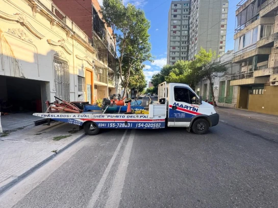 Grúa remolcando auto en Rosario